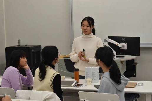 图片包含 室内, 人, 桌子, 男人描述已自动生成